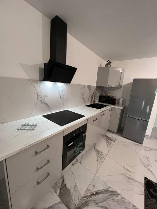 Bel Appartement Avec Parking Cabannes エクステリア 写真